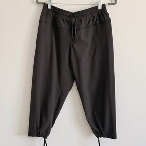 LULULEMON~BLACK~SWIFT *CROP STUDIO DANCE PANTS* Woman 8 (RARE) Athleisure